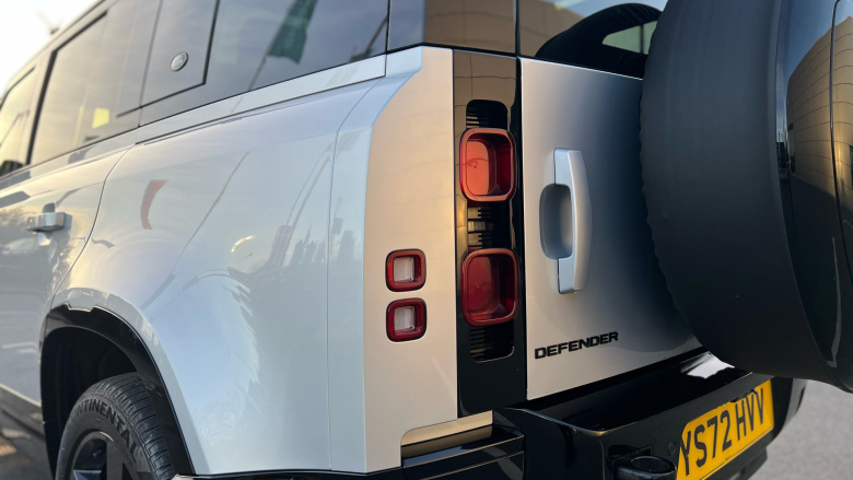 Land Rover Defender 3.0 D250 X-Dynamic SE 110 5dr Auto Diesel Estate